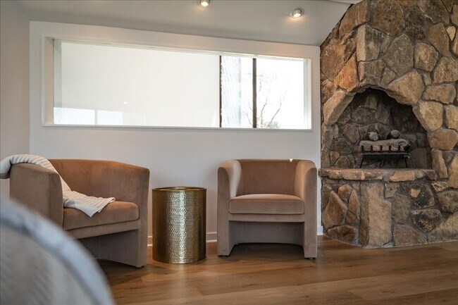 Building Photo - 4010 Clubhouse Dr
