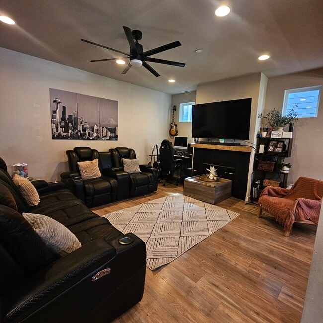 Building Photo - Beautiful 3-Bedroom Home Near Bases & Ferries with Fully Fenced Yard