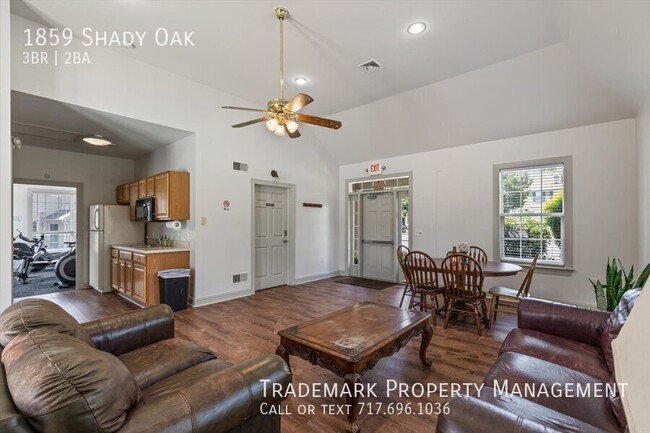 Building Photo - Spacious End of Row Town Home