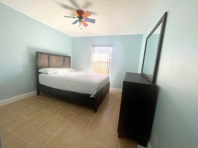 Building Photo - 5753 SE Mercedes Ave