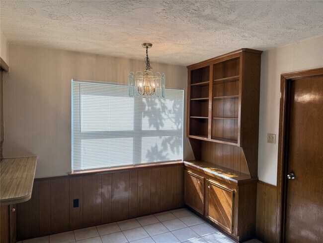 Building Photo - 214 Kings Ct