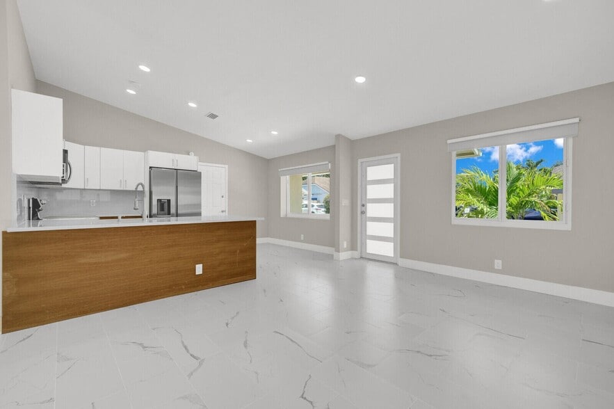 Building Photo - 23392 Country Club Dr E
