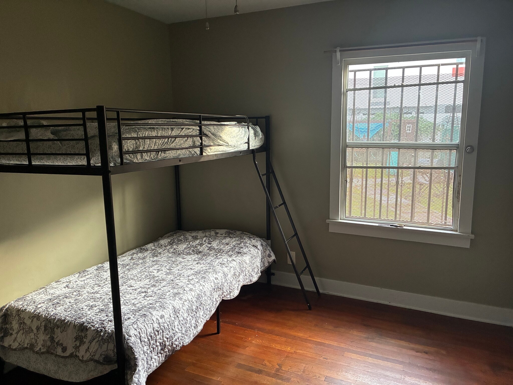 Room 2 - 1315 W 36th Pl