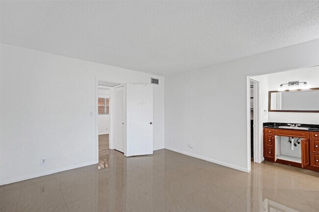 Building Photo - 5140 SW 40th Ave