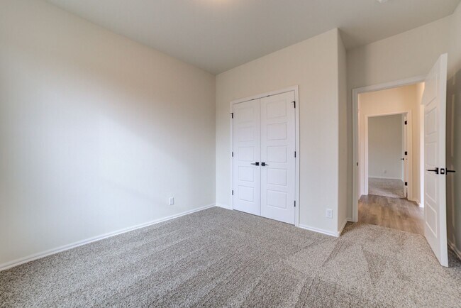 Building Photo - 4 BEDROOM CAPITAL HOME IN SAND SPRINGS!!!