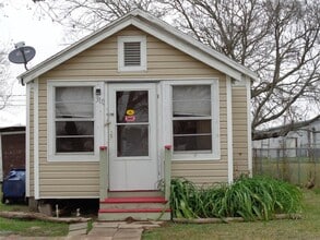 Building Photo - 310 S Avenue D