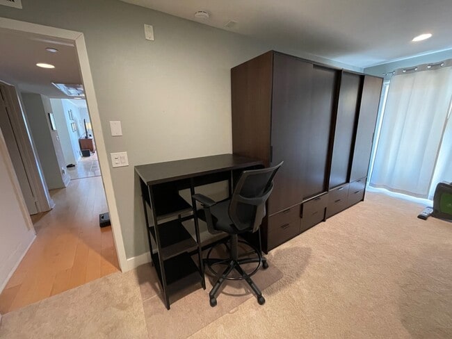 Building Photo - 1951 N Beachwood Dr