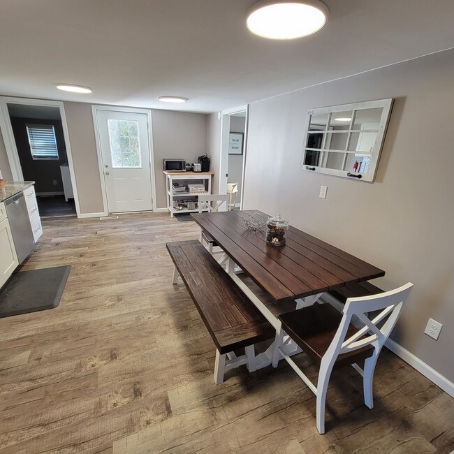 Building Photo - 4 Bed, 2 Bath Home for Lease-Furnished-Spa...