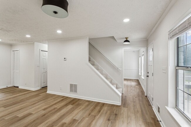 Building Photo - 3 bed 3 bath in Jonesboro!