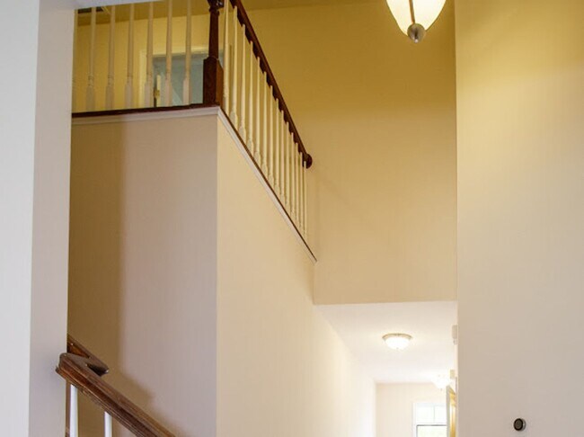 Building Photo - Minutes from Uptown!