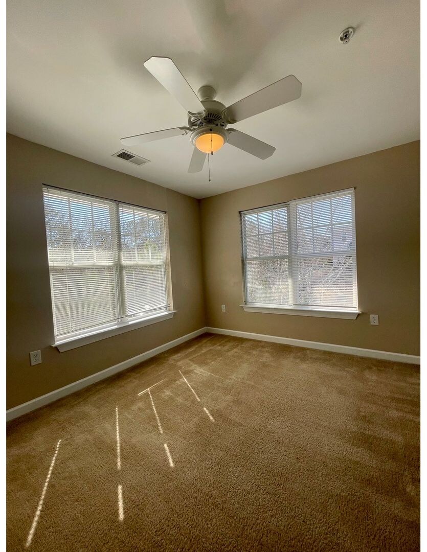 Building Photo - Room in Condo on Morreene Rd
