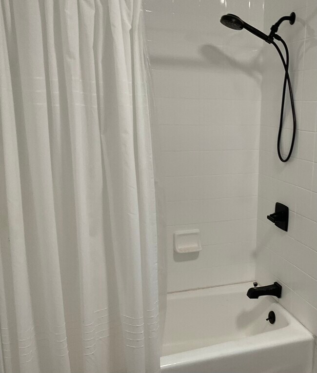 Building Photo - 1227 E 7th St