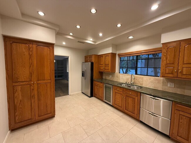 Building Photo - Upgraded 2 Bedroom Condo in Ideal Santa Monica