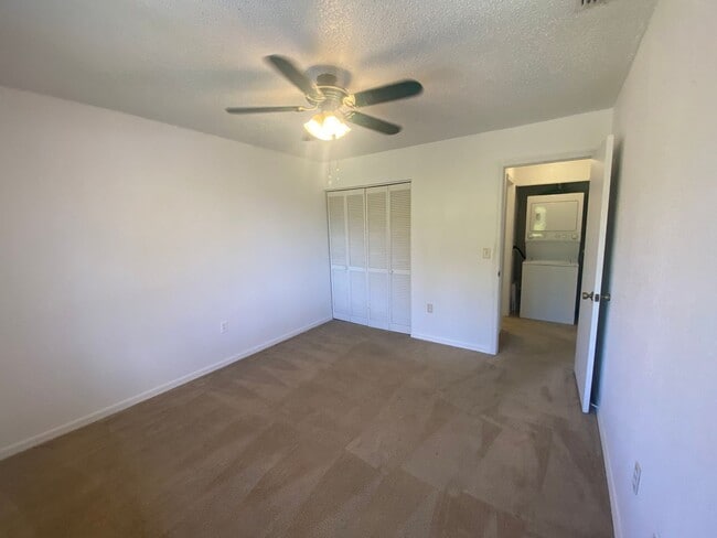 Building Photo - 4008 Oakview Dr