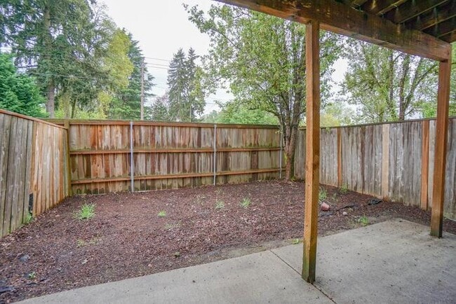 Building Photo - THREE BEDROOM TOWNHOUSE