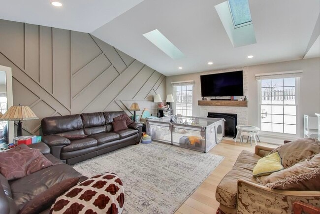 Building Photo - 9 Monroe Ct