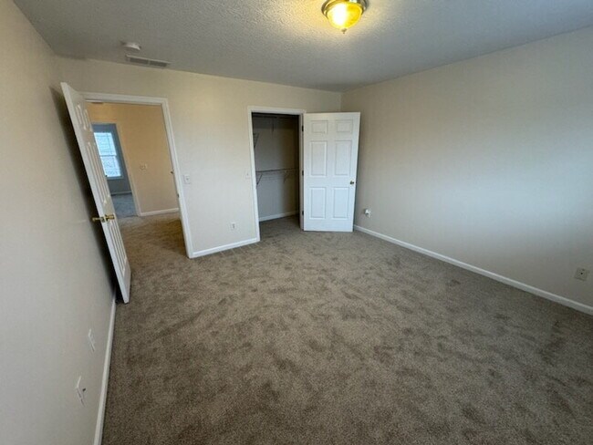 Building Photo - Charming 3 Bedroom Duplex