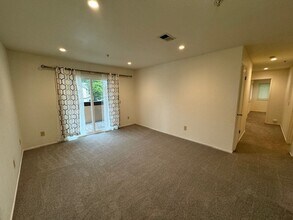Building Photo - Beautiful 3 Bedroom, 2 Bathroom Upstairs C...