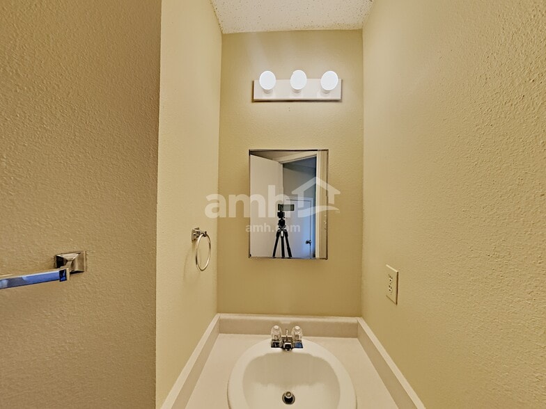 Building Photo - 7810 Dueling Oak
