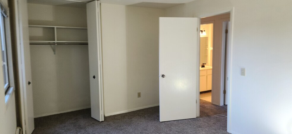 Building Photo - 5586 Guilford Rd