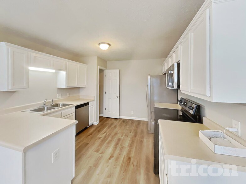 Building Photo - 1116 S Hampton Cl