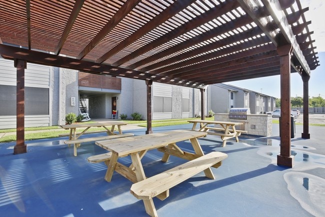 Building Photo - Briar Cove Apartments