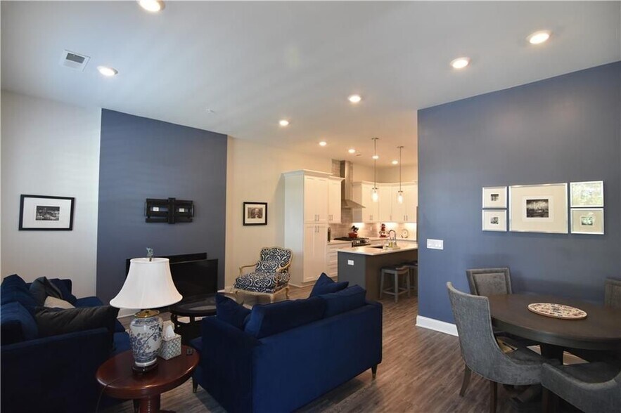 Building Photo - 137 Pearl St