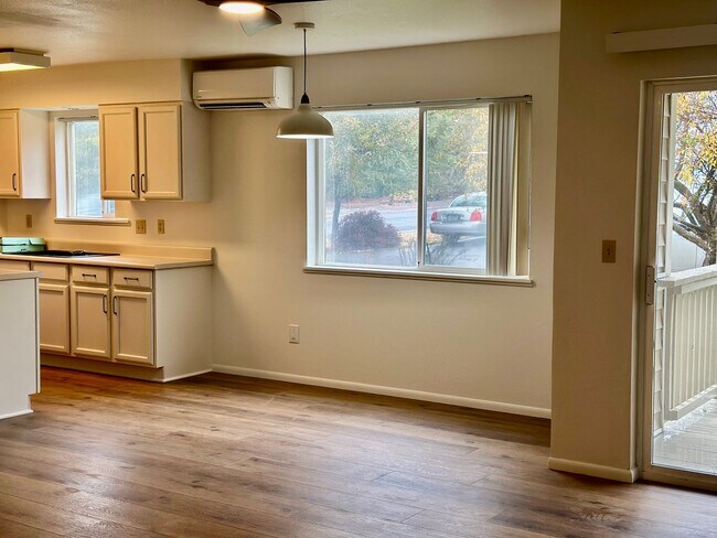 Building Photo - 5425 Glenridge Wy