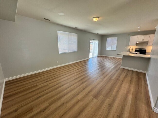 Building Photo - Gorgeous Remodeled 3+2 - $3000