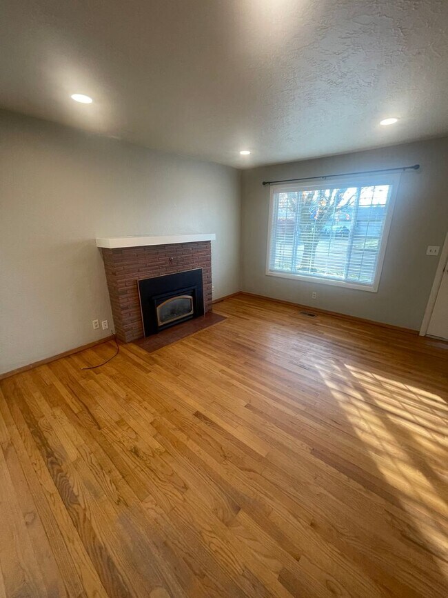Building Photo - 515 E Elmore St