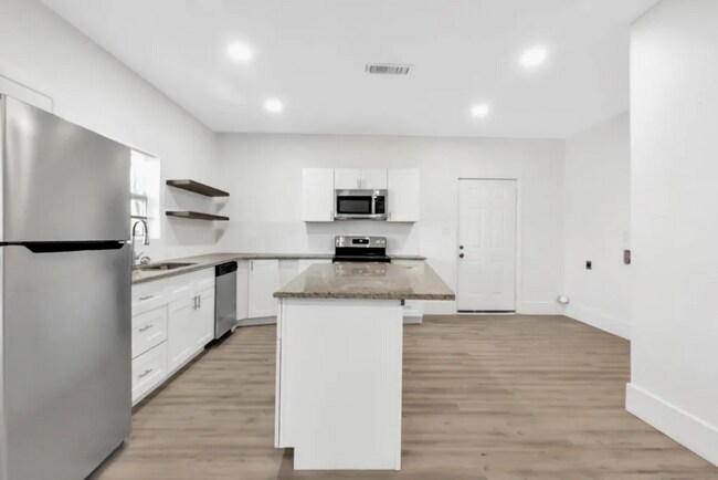 Building Photo - 2105 Walnut St