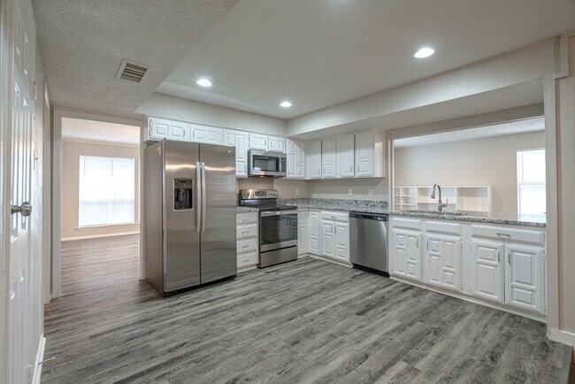 Building Photo - 1121 Via Del Rey