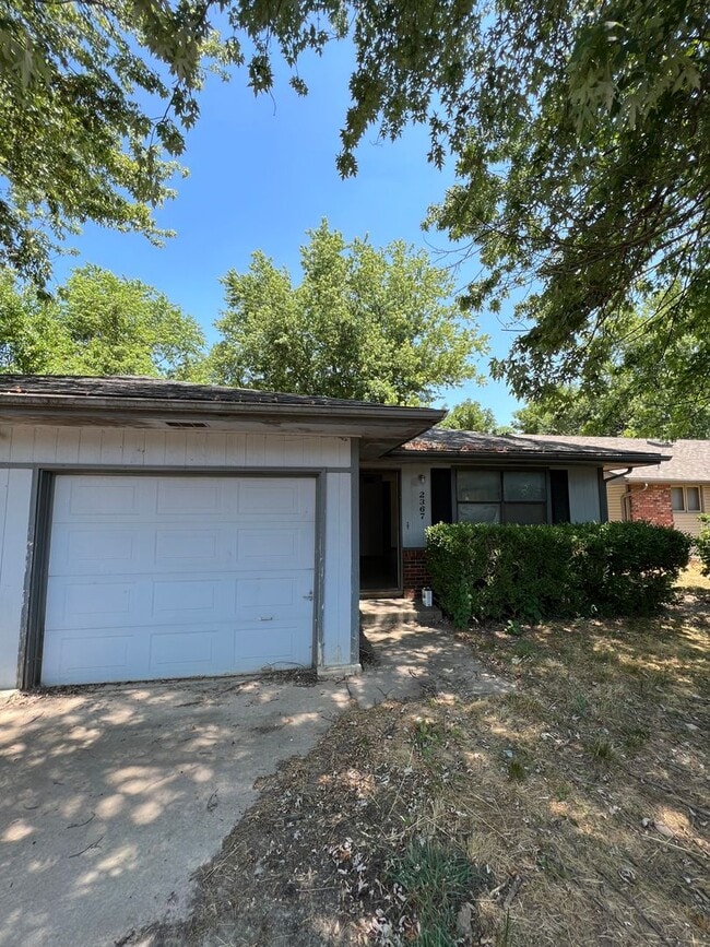 Building Photo - Available Now 2 bedroom 2 bath duplex!