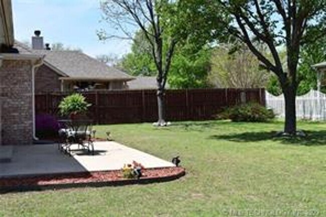 Building Photo - Beautifully kept 1.5 story home with 3 lg bedrooms (game room could be a 4th bedroom).