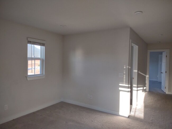 Building Photo - Superlative 6 Bedroom, 5 Bathroom Home in ...