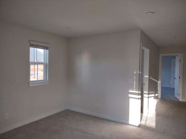 Building Photo - Superlative 6 Bedroom, 5 Bathroom Home in an Upscale Community!