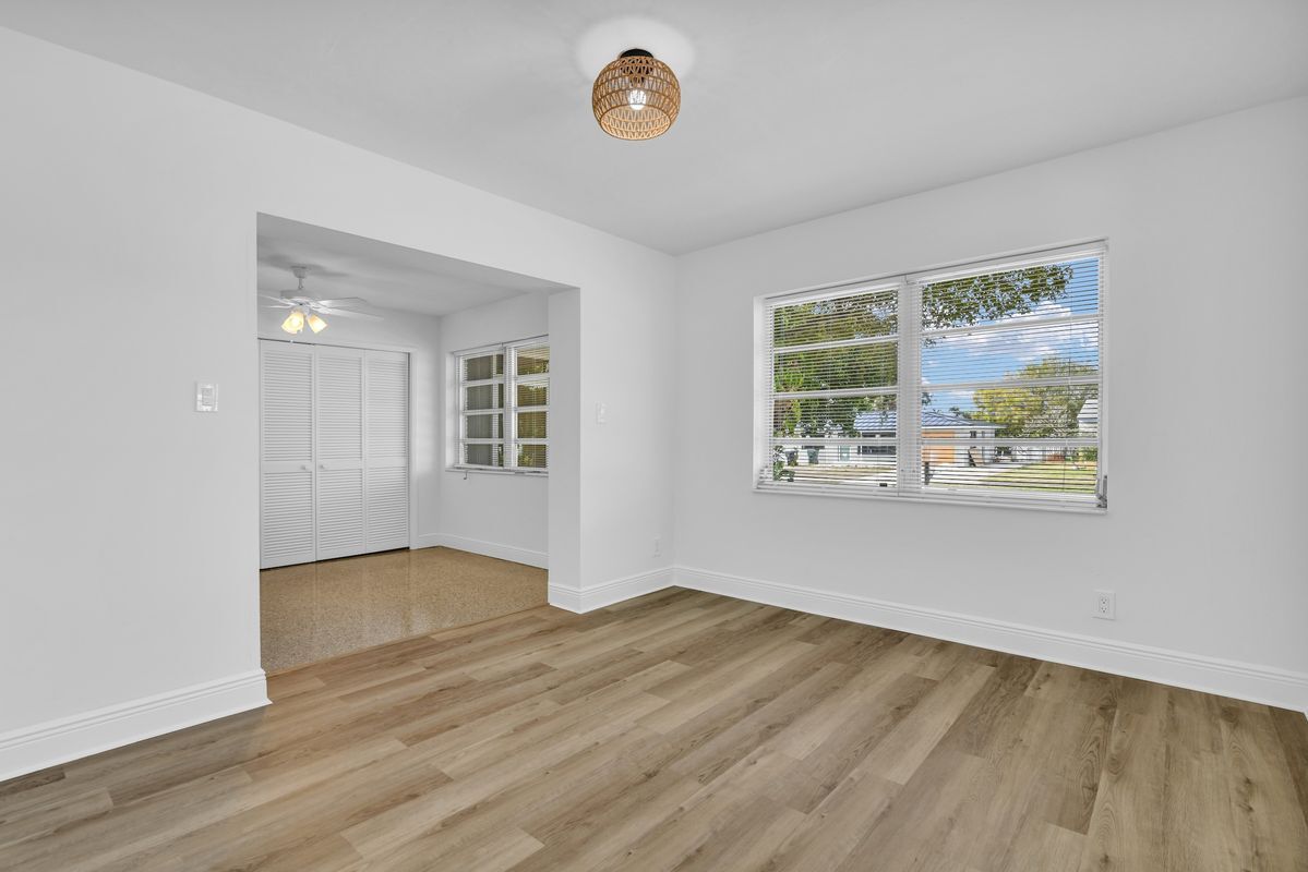 Building Photo - 702 Sunset Dr