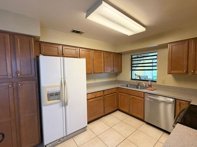 Building Photo - 2570 Shadybranch Dr