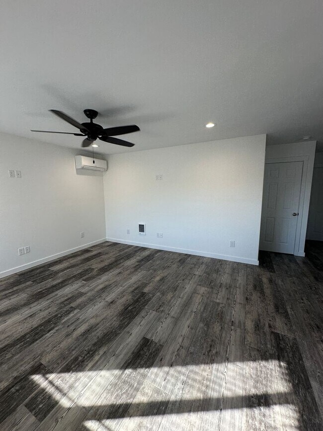 Building Photo - Recently Remodeled, Large 1 bedroom Duplex