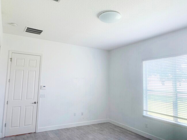 Building Photo - 2812 Plymouth PIace