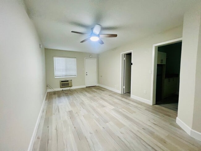 Building Photo - Spacious Studio Apartment Available in the Heart of La Jolla!