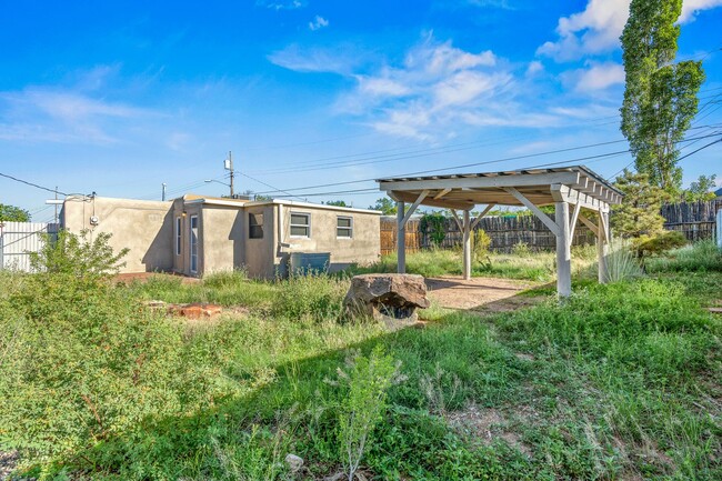 Building Photo - Charming Home on Valerie Circle