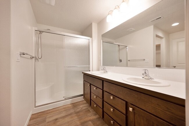 Building Photo - Bright 3-Bedroom Retreat with 2 Full Baths...