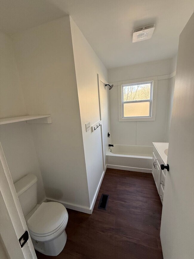 Building Photo - 3 Bed/2 Bath House with LARGE Front and Back Yard