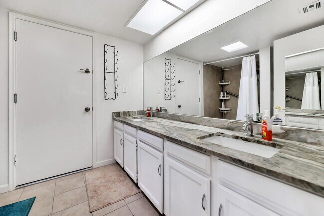 Building Photo - Spacious 5-Bed Scottsdale Home with Pool &...