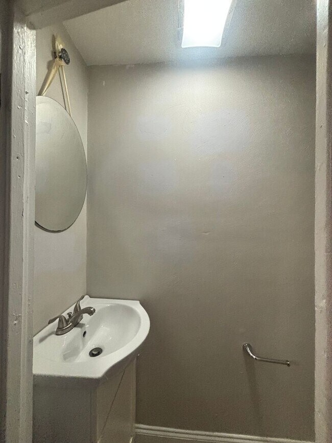 Building Photo - Well Kept 3 Bedroom 1.5 Bathroom Duplex Located in Historic Port Norfolk