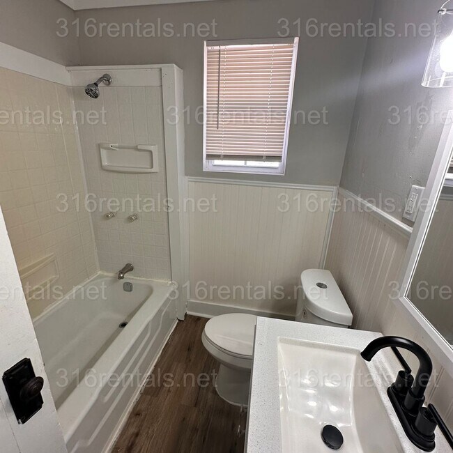 Building Photo - $1195 - 3 bedroom / 1 bathroom - Single Family Home