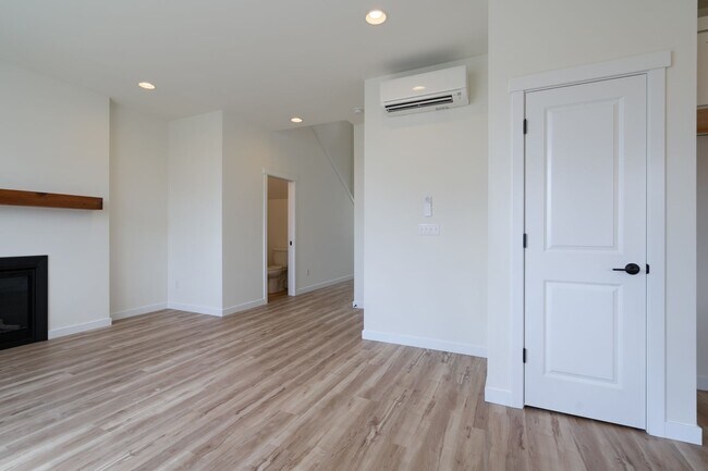 Building Photo - 649 Bucko Ave