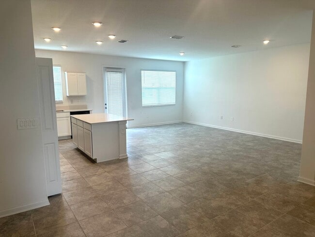 Building Photo - Champions Pointe 3 bed 2.5 bath Town home ...