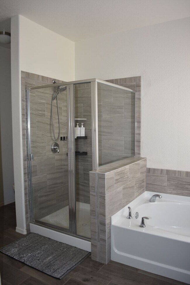 Building Photo - Newer 2021 Beautiful home in gated communi...